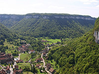 Recul&eacute;e et village de Baume les Messieurs